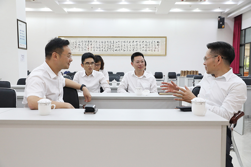 圖：徐董與工商銀行領導親切友好交流